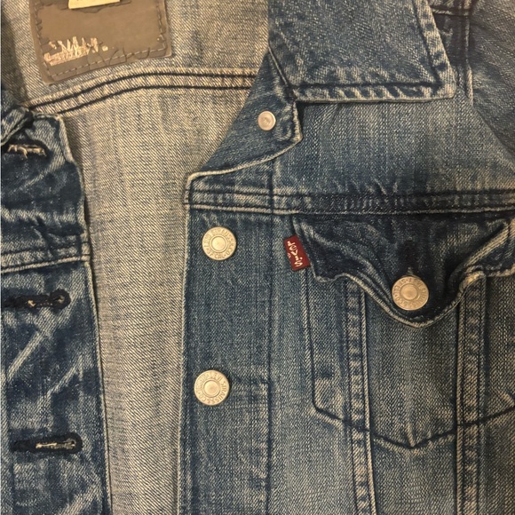Levi’s Cropped Jean Jacket - Picture 3 of 3